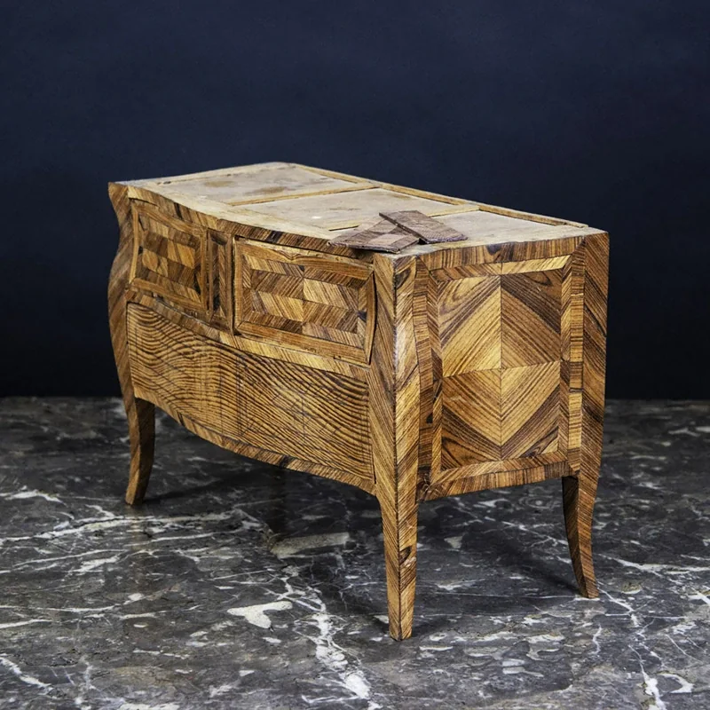 Reproduction au 1/10ème d'une commode Louis XV