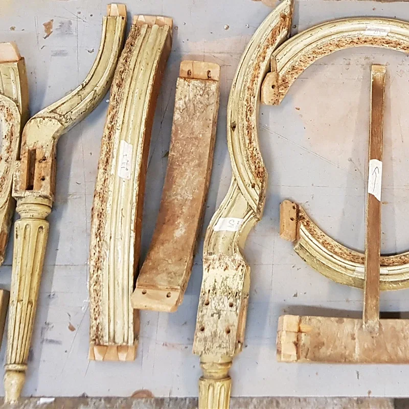 Démontage pour restauration d'un fauteuil médaillon d'époque Louis XVI